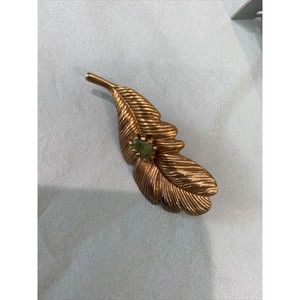 727) Vintage Gold Tone Jade Stone Leaf Brooch Etched Pin Estate Jewelry